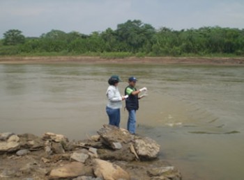 Profesionales del OEFA y del GORE Madre de Dios efectúan monitoreo y vigilancia en la ribera del rio Tambopata, para proteger la salud de la población.