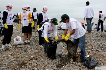 Personal voluntario del OEFA participó activamente en la limpieza de la playa Carbayo de Chucuito, Callao, interesante iniciativa ecológica que reunió a más de mil personas de diversas instituciones públicas y privadas.