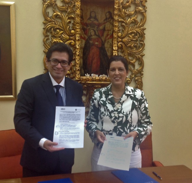 Hugo Gómez, presidente del Consejo Directivo del OEFA, luego de suscribir el convenio, en el marco de la RUCEFA, con la vicerrectora de Investigación y Ordenación Académica de la UDEP, María Chirinos.